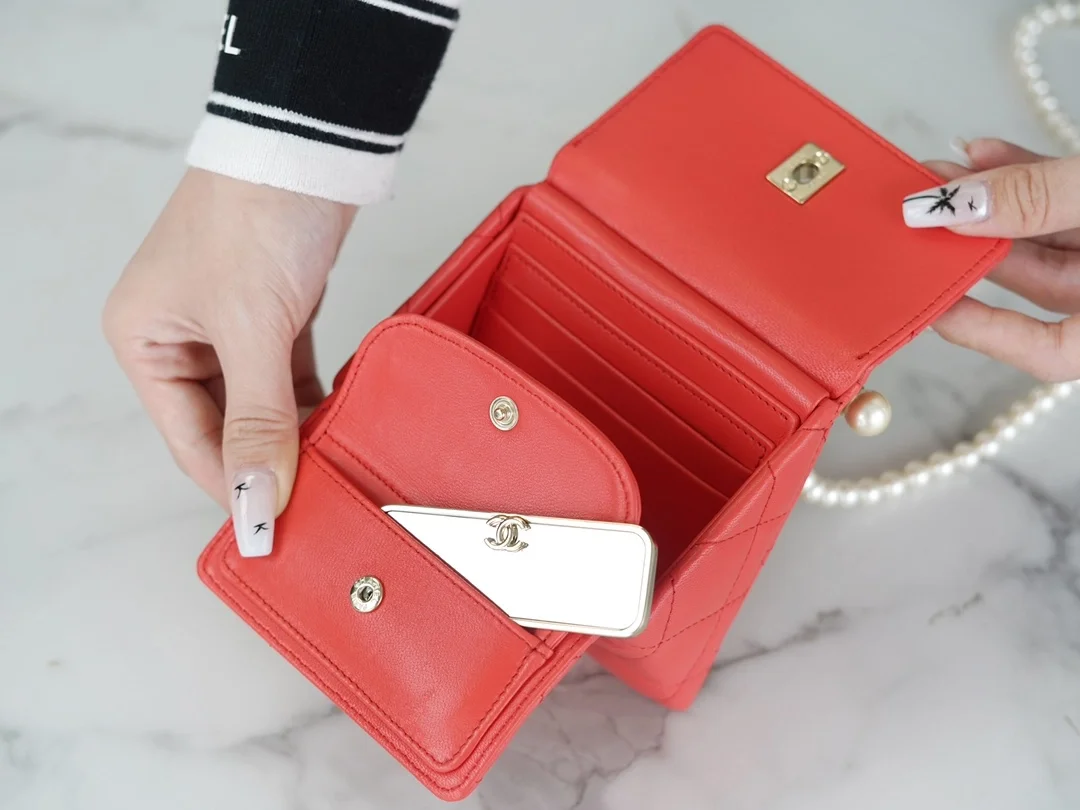 샤넬 24SS 진주 체인 미니백 램스킨 레드 AP4006