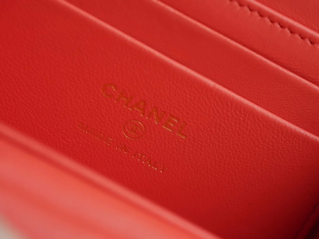 샤넬 24SS 진주 체인 미니백 램스킨 레드 AP4006