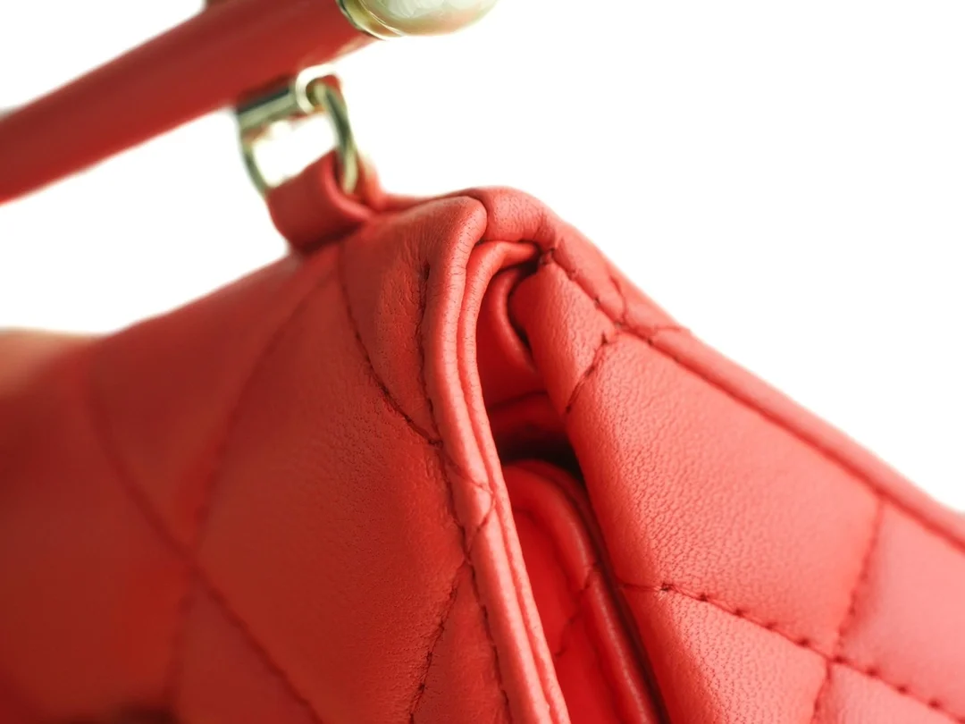 샤넬 24SS 진주 체인 미니백 램스킨 레드 AP4006