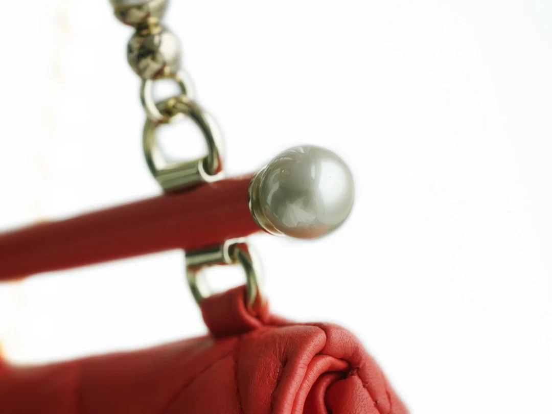 샤넬 24SS 진주 체인 미니백 램스킨 레드 AP4006