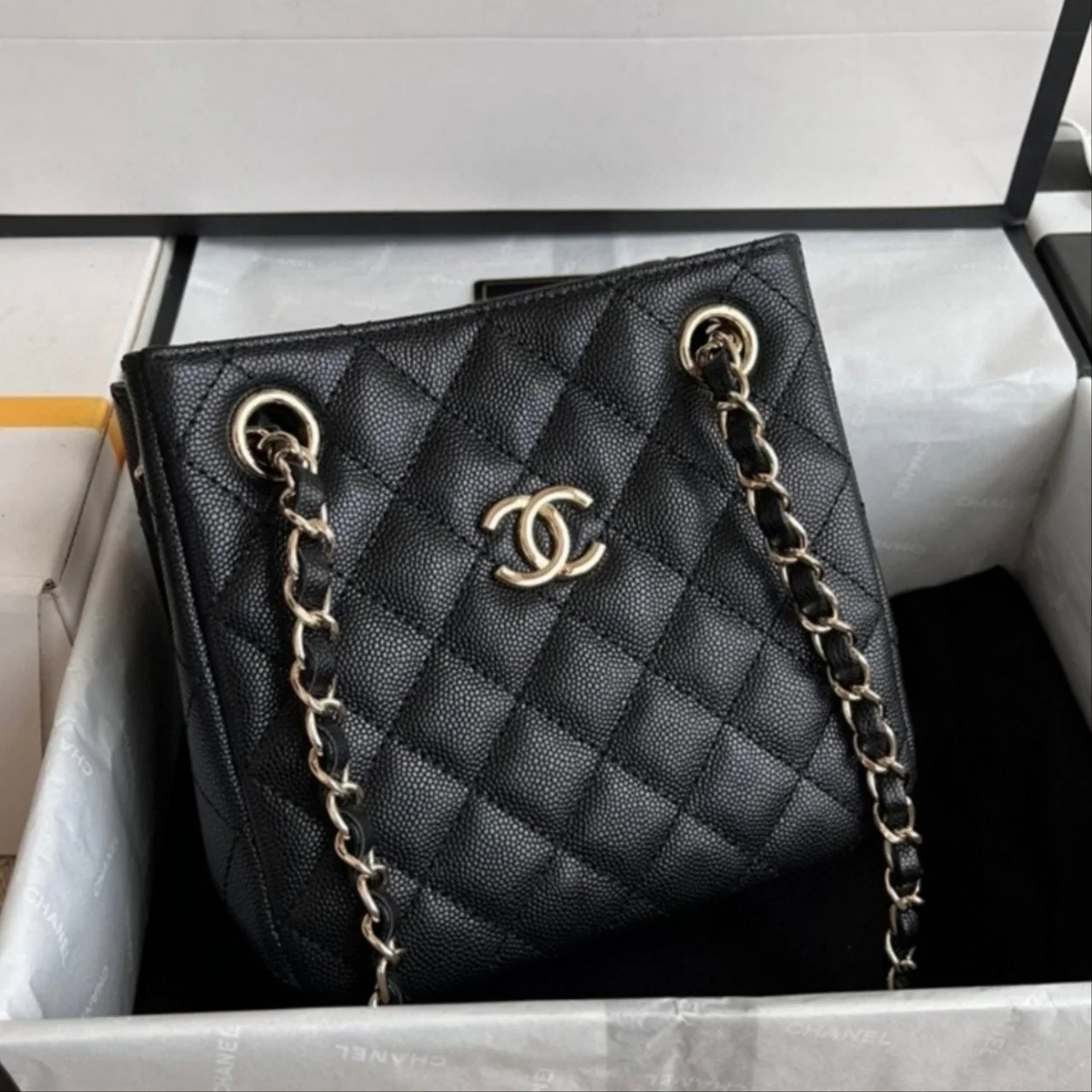 샤넬 턴 락 버킷 미니백