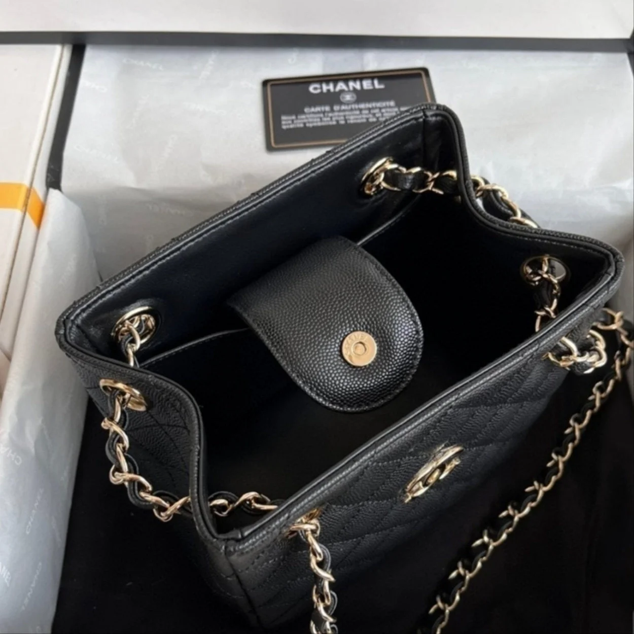 샤넬 턴 락 버킷 미니백