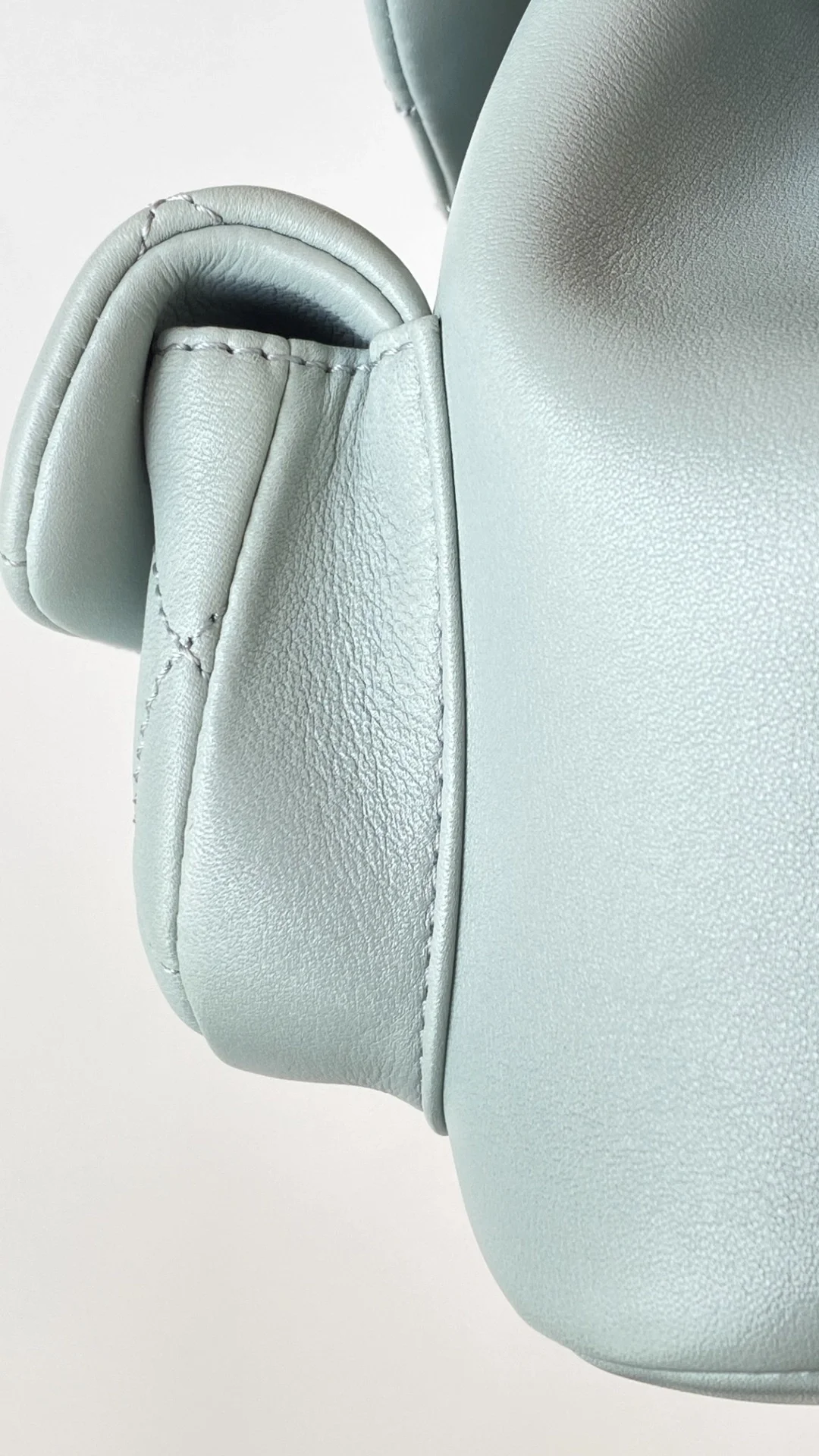 샤넬 원 포켓 듀마 백팩 스몰 램스킨 스카이블루