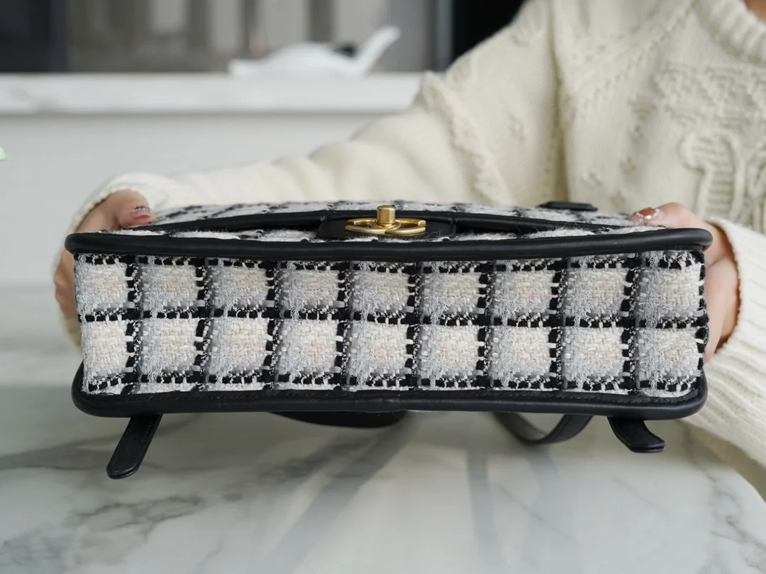 샤넬 트위드 백팩 라지 골드 메탈