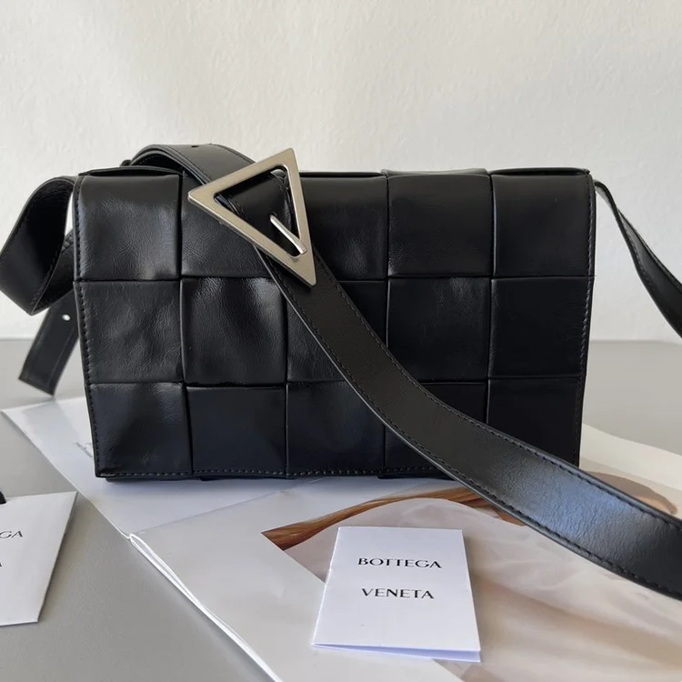 보테가 베네타 인트레치아토 패러킷 카세트백