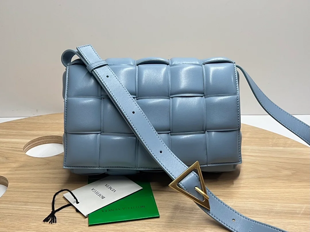 보테가 베네타 패디드 페일 블루백