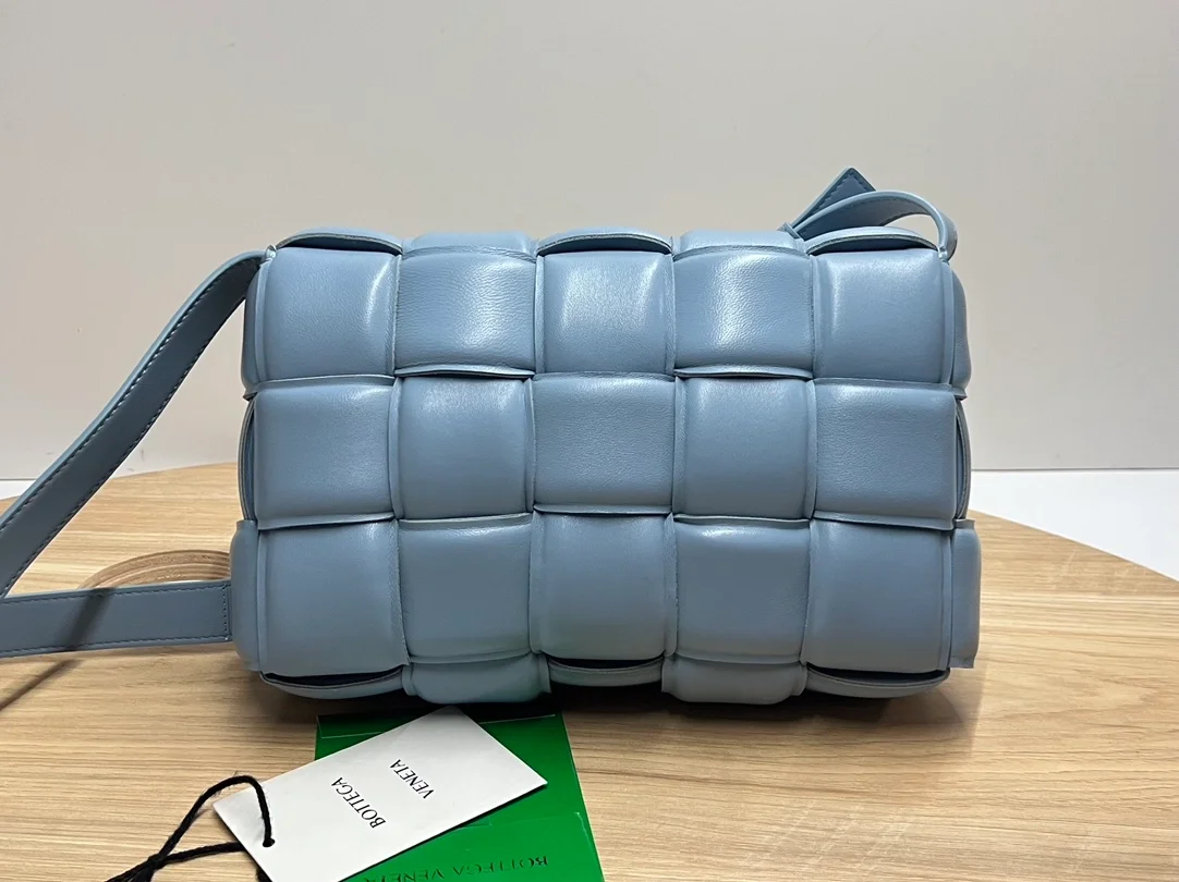 보테가 베네타 패디드 페일 블루백