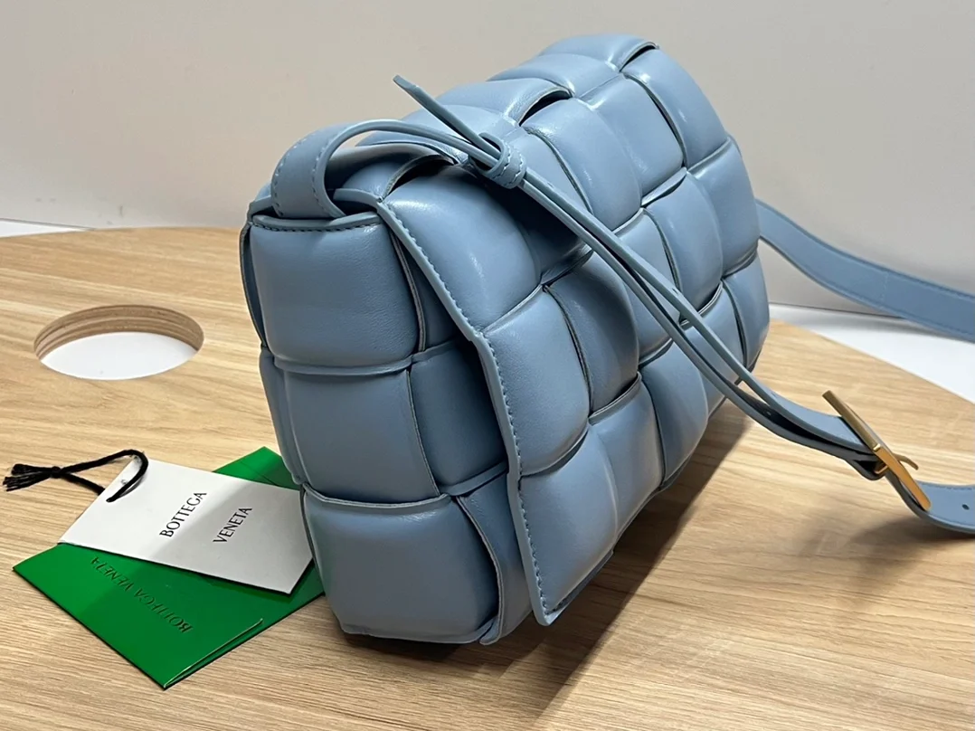 보테가 베네타 패디드 페일 블루백