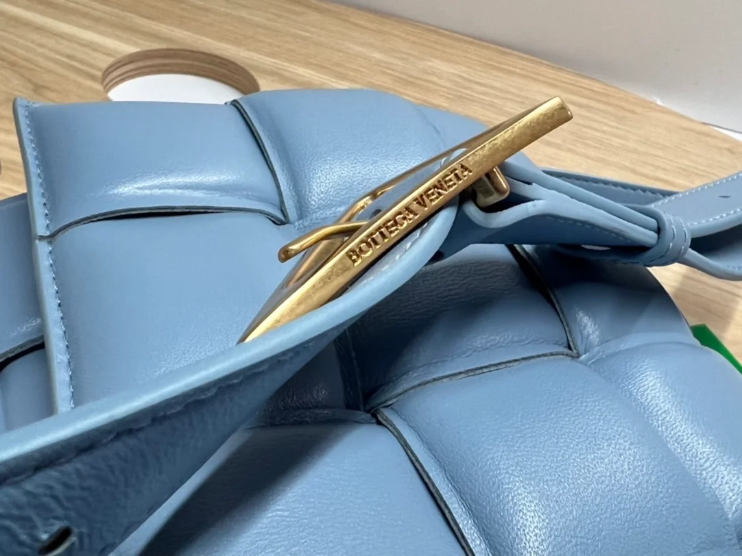 보테가 베네타 패디드 페일 블루백