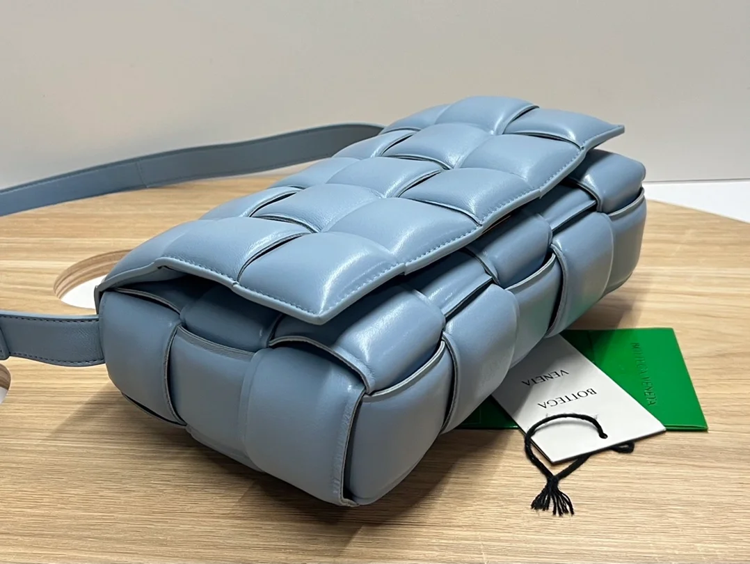 보테가 베네타 패디드 페일 블루백