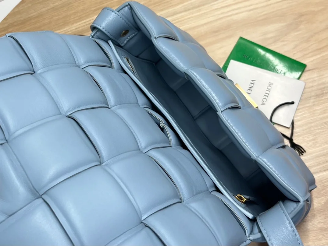 보테가 베네타 패디드 페일 블루백