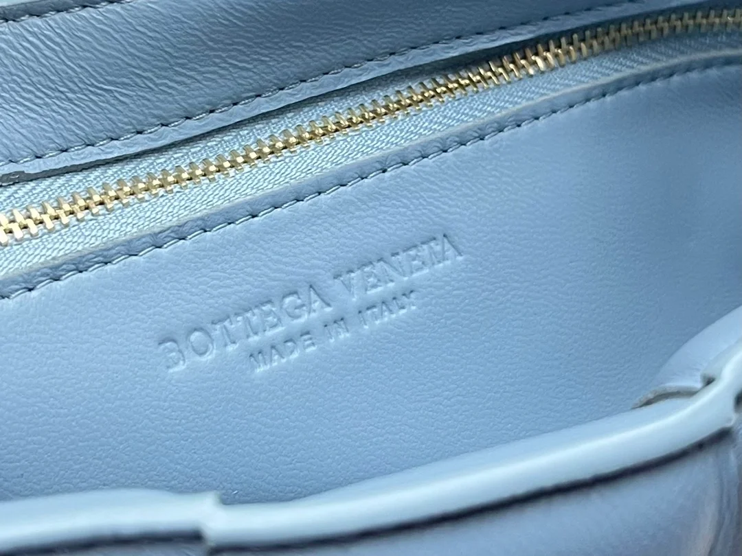 보테가 베네타 패디드 페일 블루백