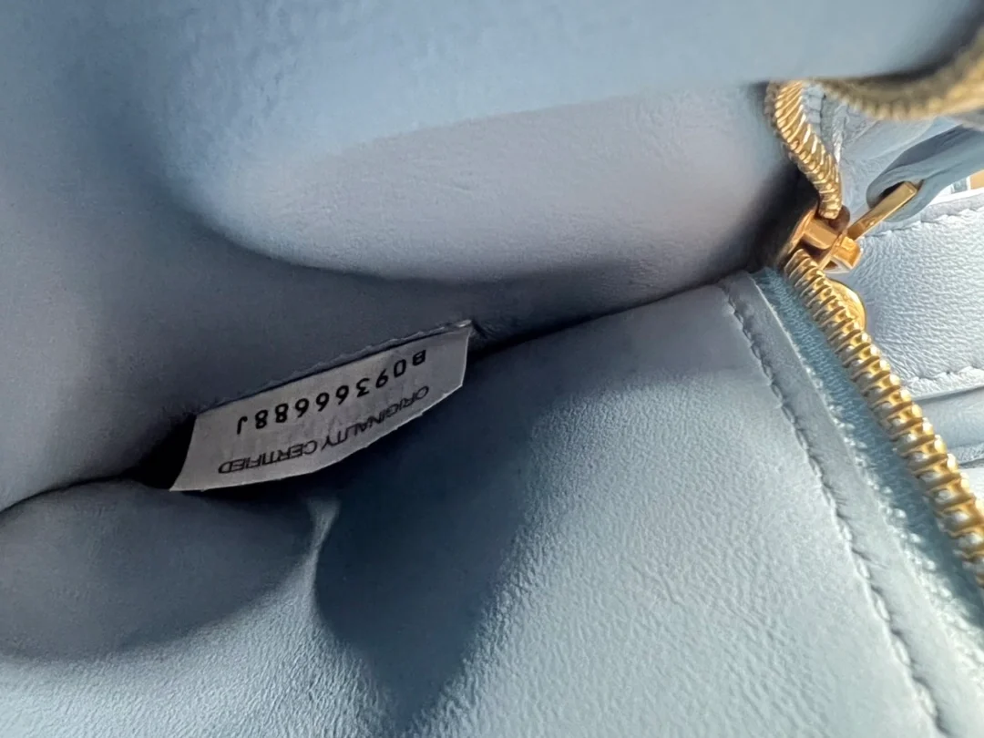 보테가 베네타 패디드 페일 블루백