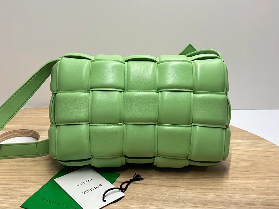 보테가 베네타 패디드 에시드 크로스백