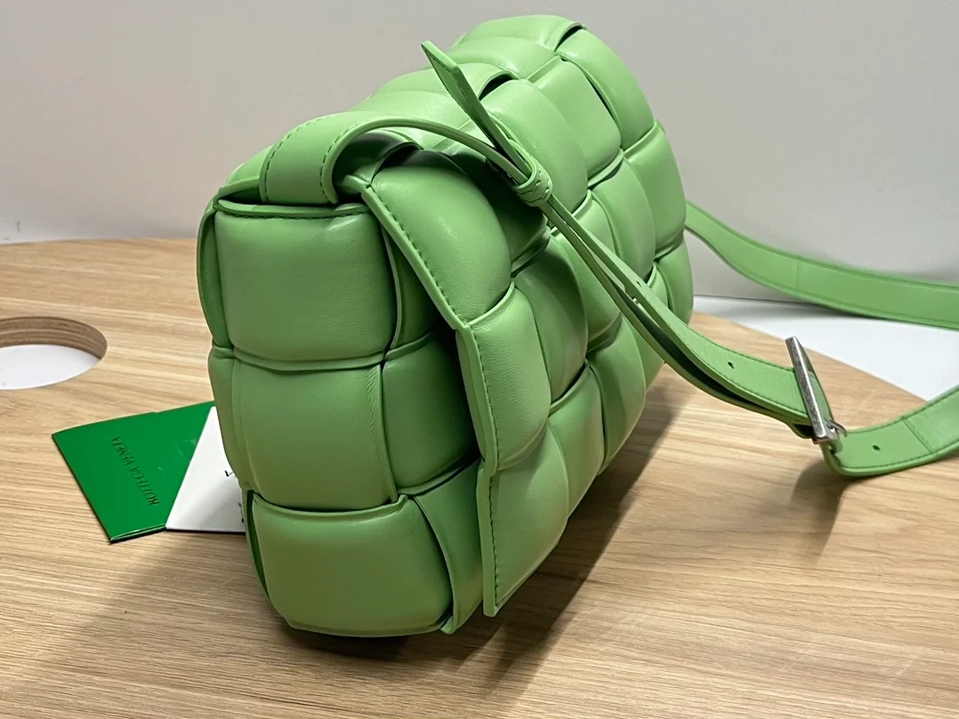 보테가 베네타 패디드 에시드 크로스백