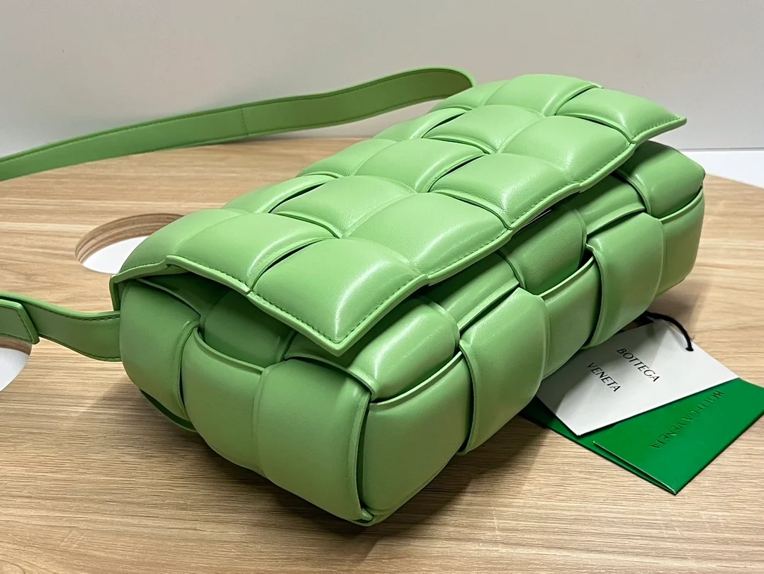 보테가 베네타 패디드 에시드 크로스백