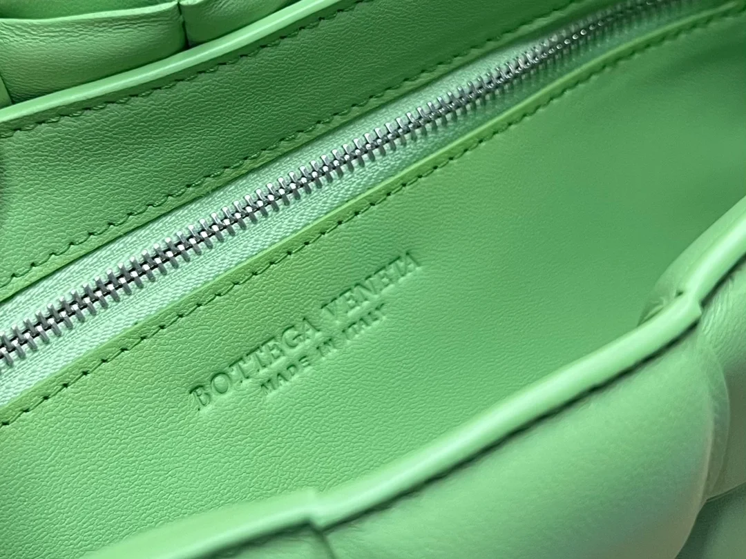 보테가 베네타 패디드 에시드 크로스백