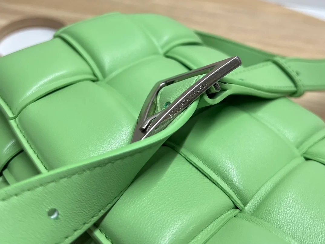 보테가 베네타 패디드 에시드 크로스백