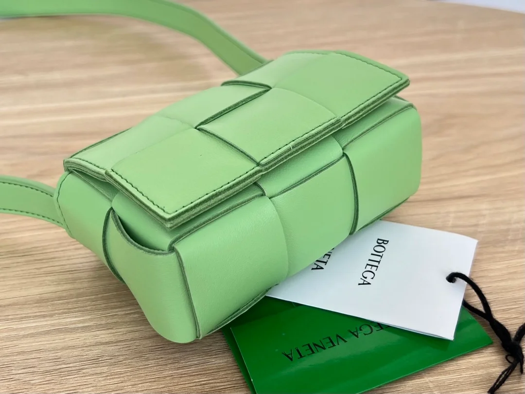 보테가 베네타 인트레치아토 피스타치오 캔디백