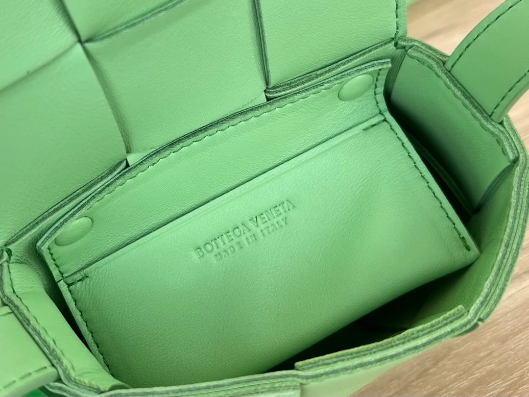보테가 베네타 인트레치아토 피스타치오 캔디백