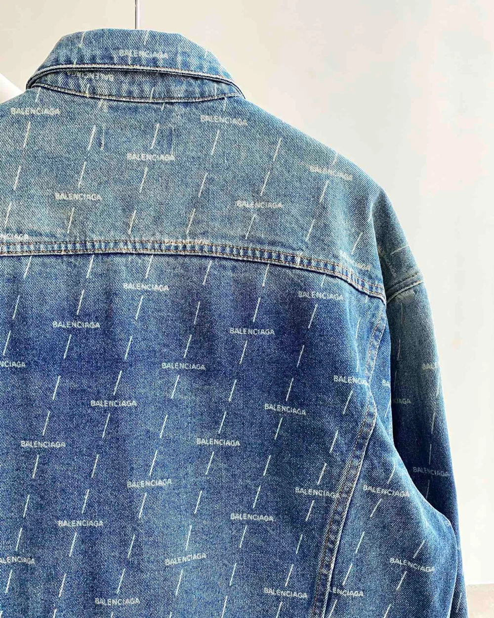 발렌시아가 라지 핏 데님 자켓