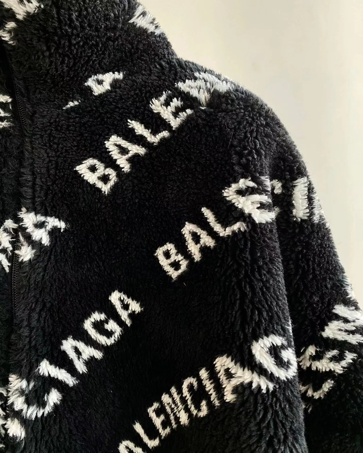 발렌시아가 블랙 플러피 집업 자켓