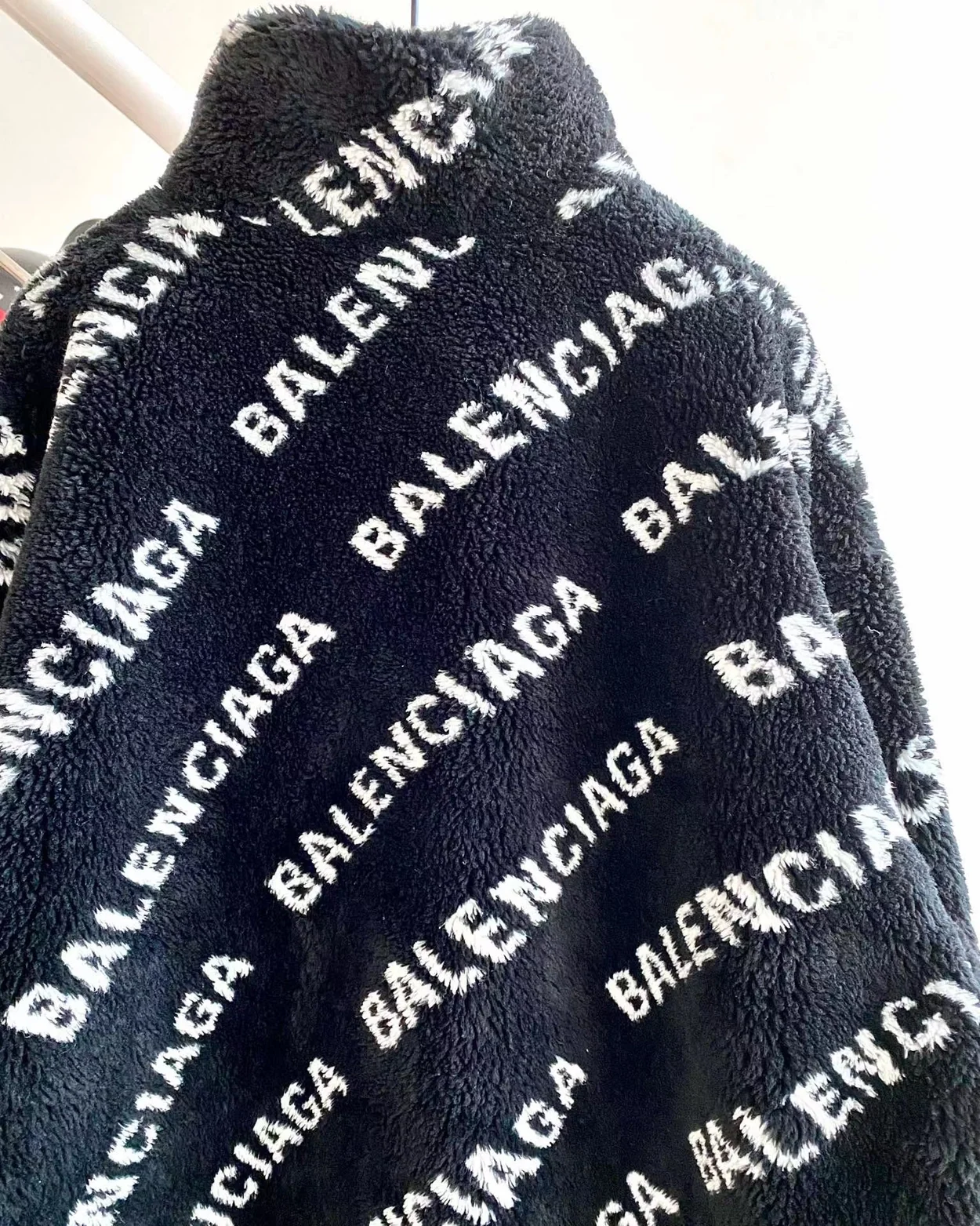 발렌시아가 블랙 플러피 집업 자켓