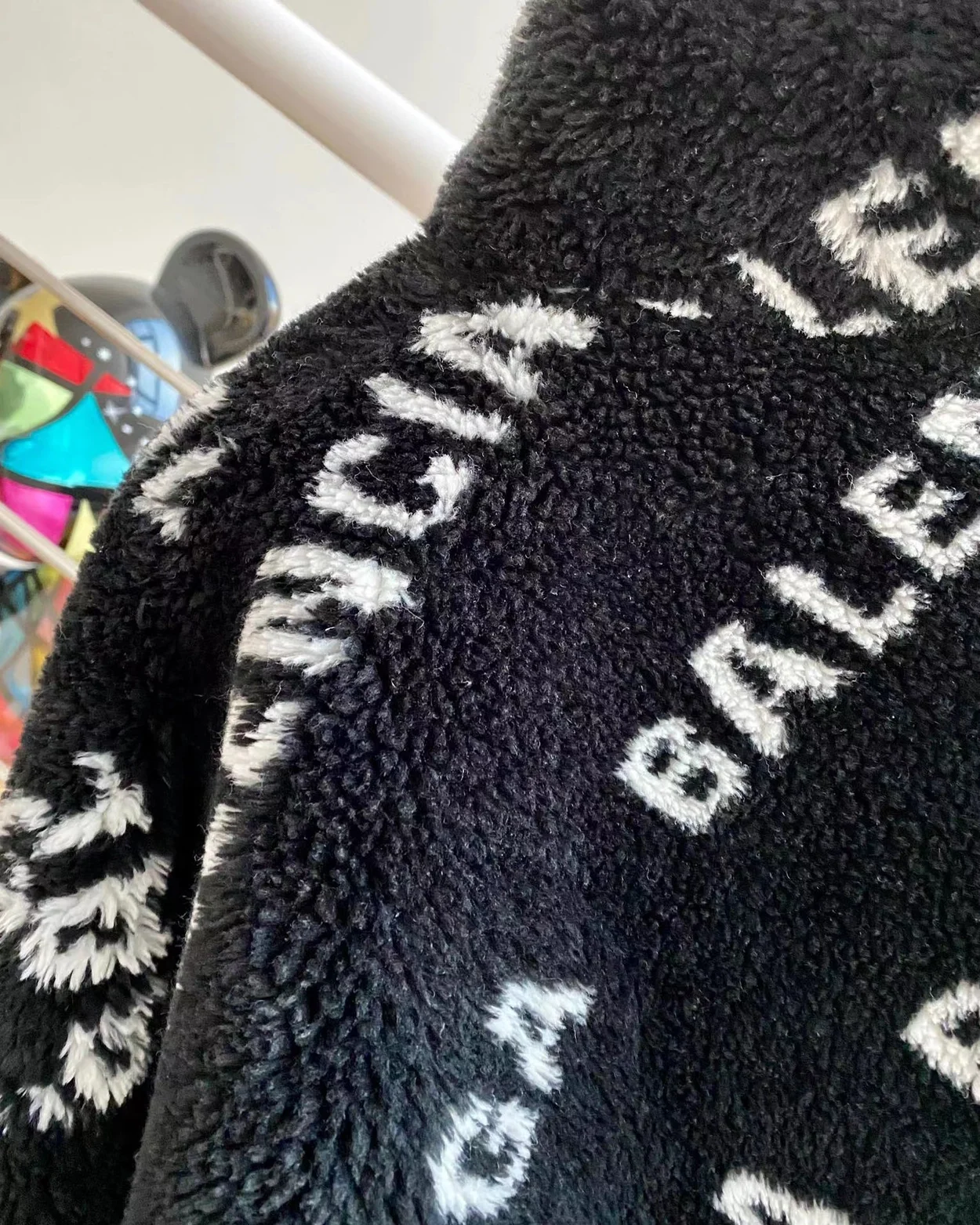 발렌시아가 블랙 플러피 집업 자켓