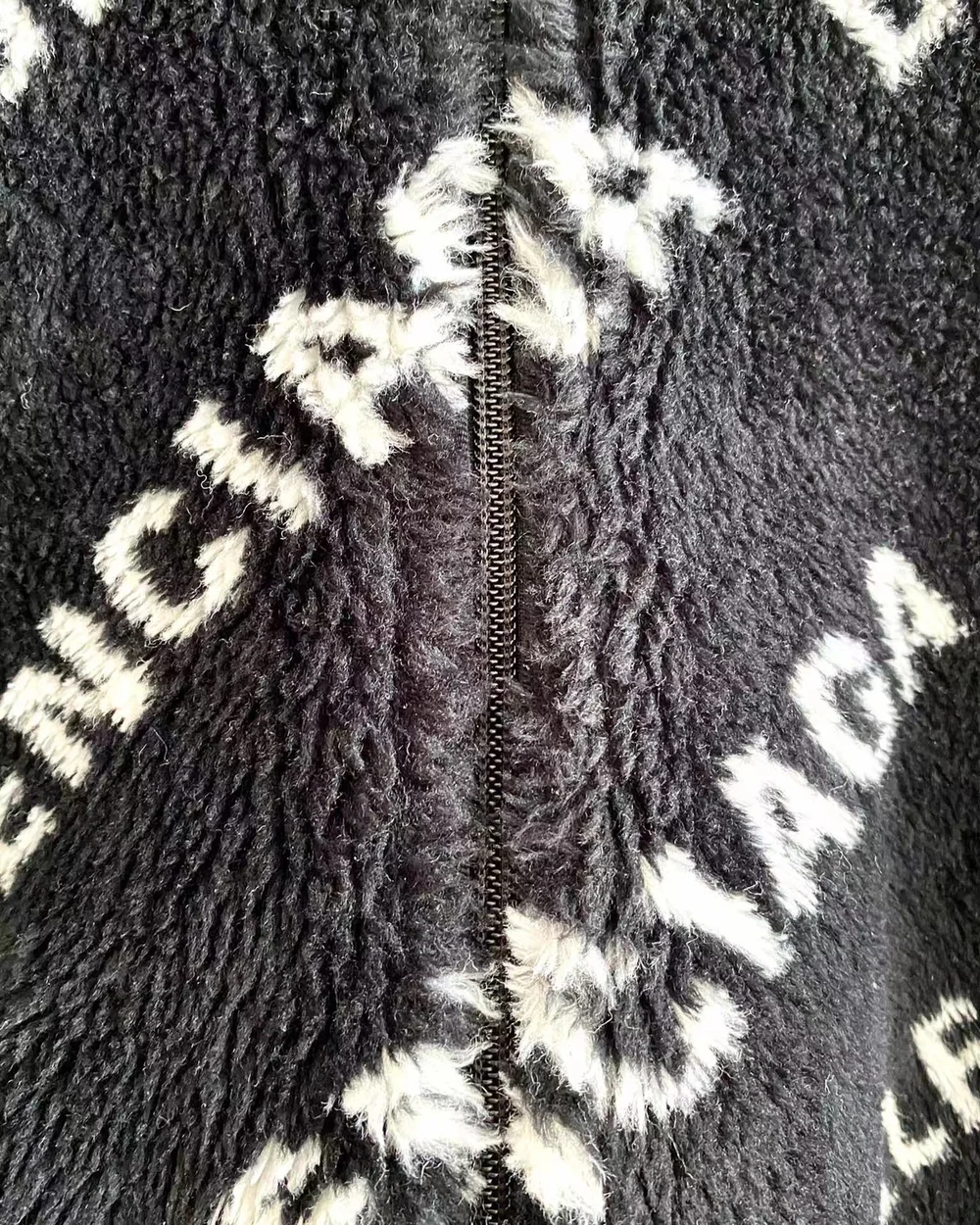 발렌시아가 블랙 플러피 집업 자켓