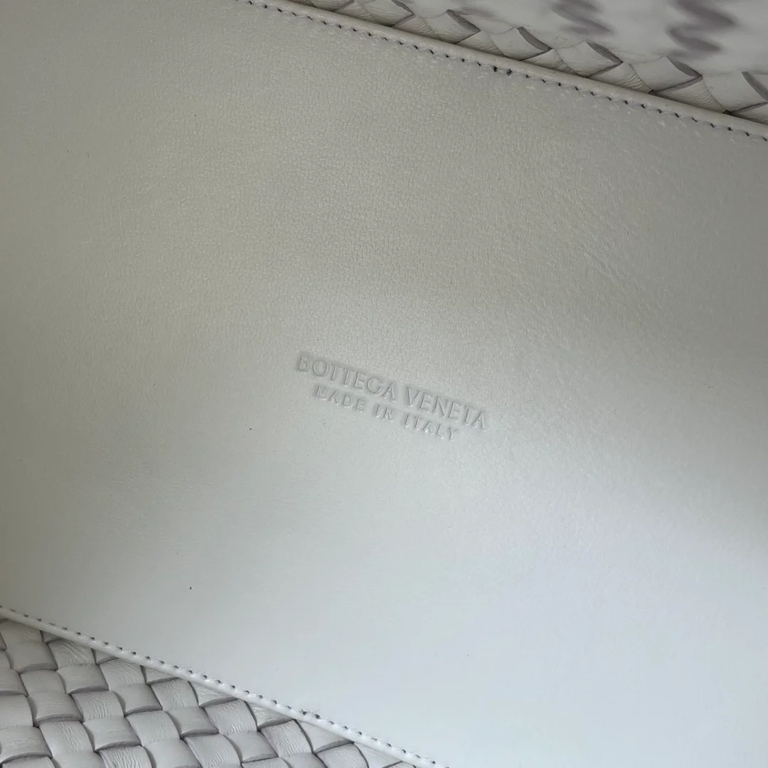 보테가 베네타 미디엄 까바백 화이트