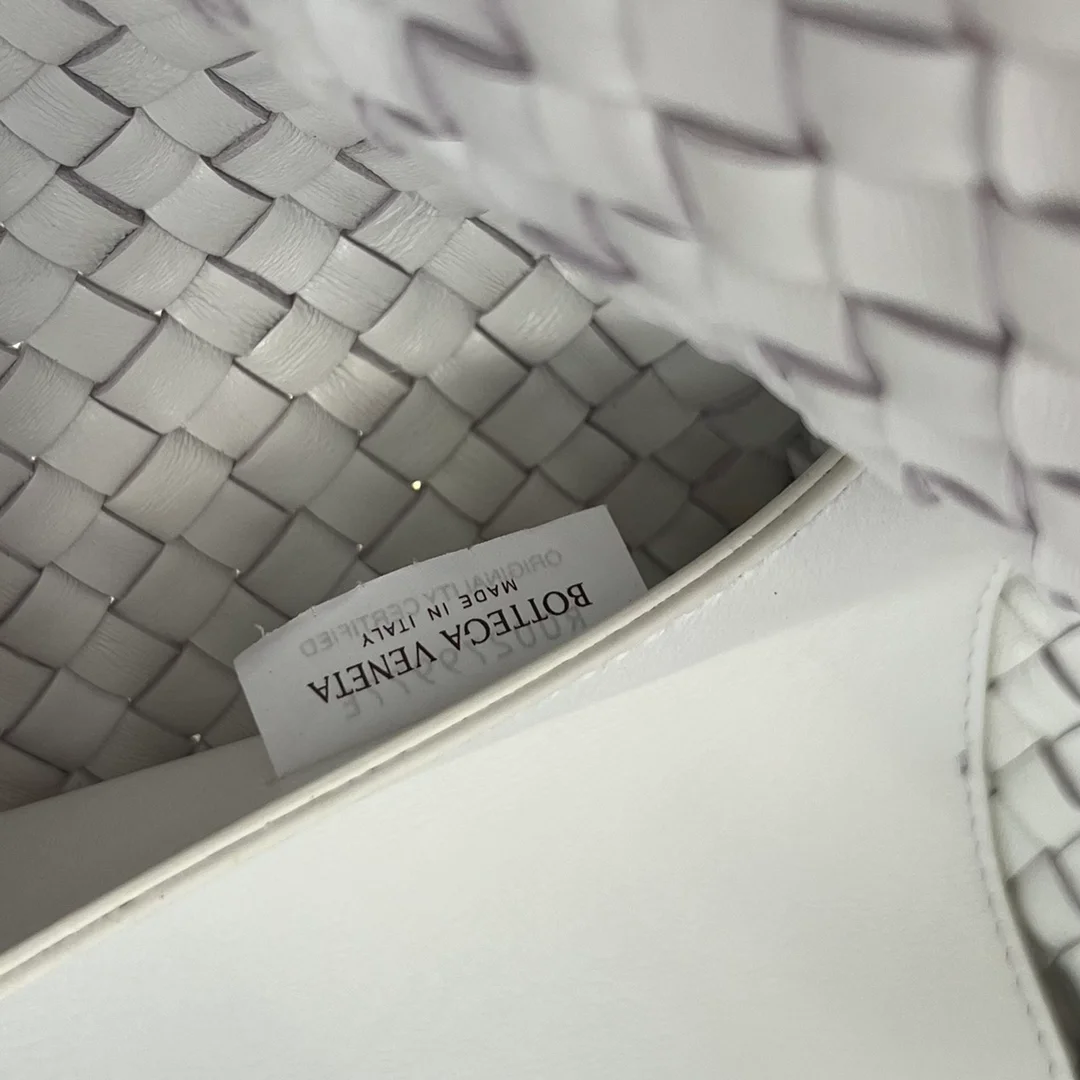 보테가 베네타 미디엄 까바백 화이트