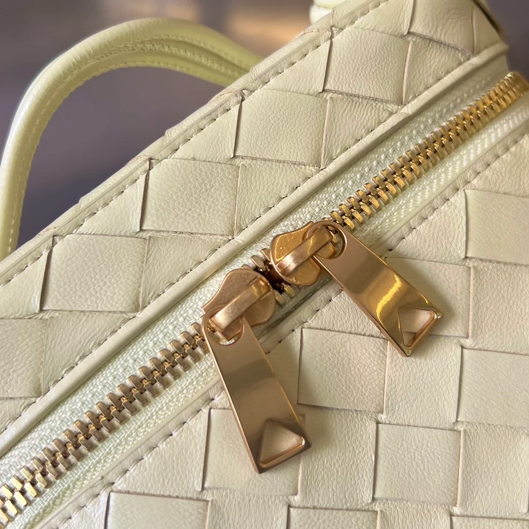 보테가 베네타 인트레치아토 화장품 케이스