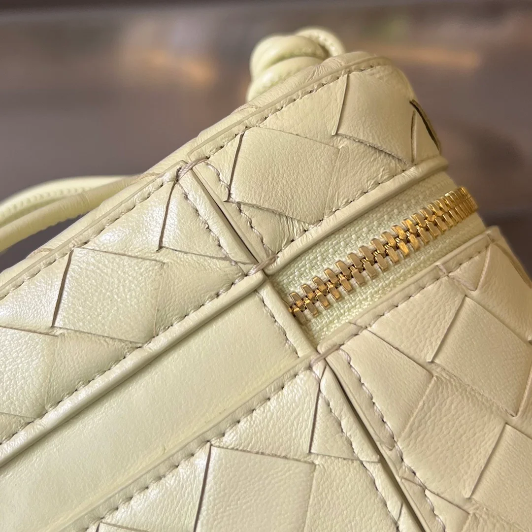 보테가 베네타 인트레치아토 화장품 케이스