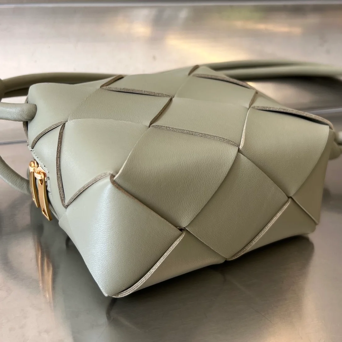 보테가 베네타 트래버틴 미니 카메라백