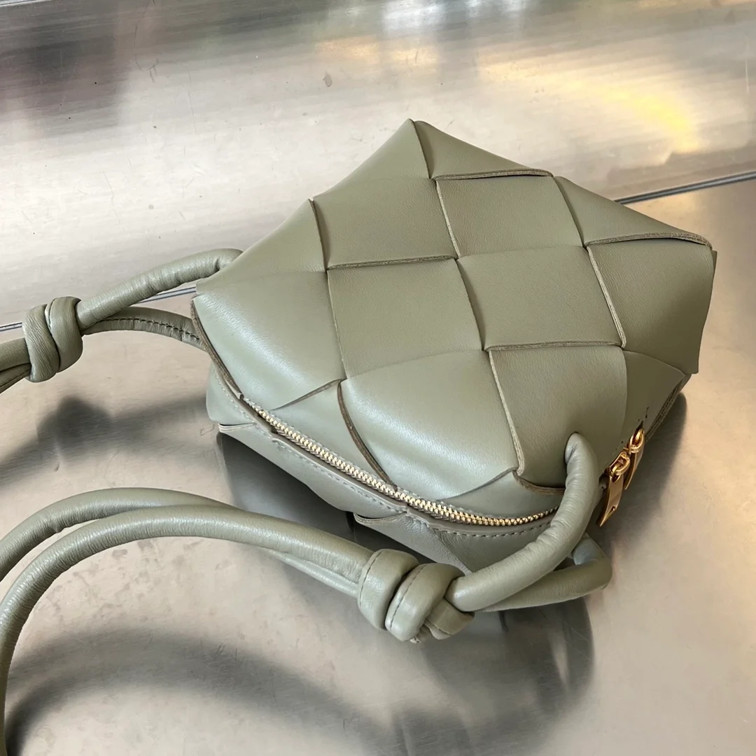 보테가 베네타 트래버틴 미니 카메라백