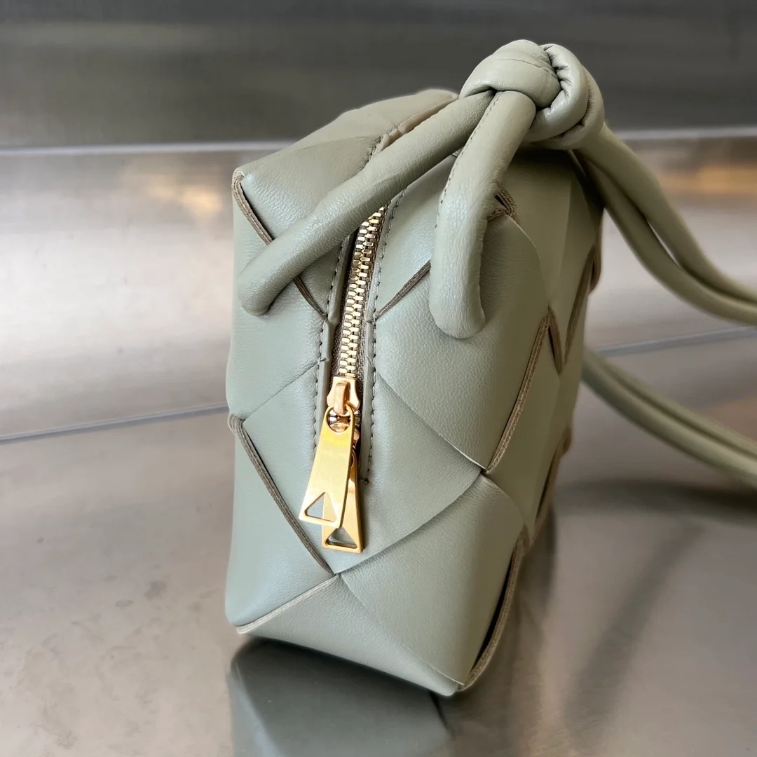 보테가 베네타 트래버틴 미니 카메라백