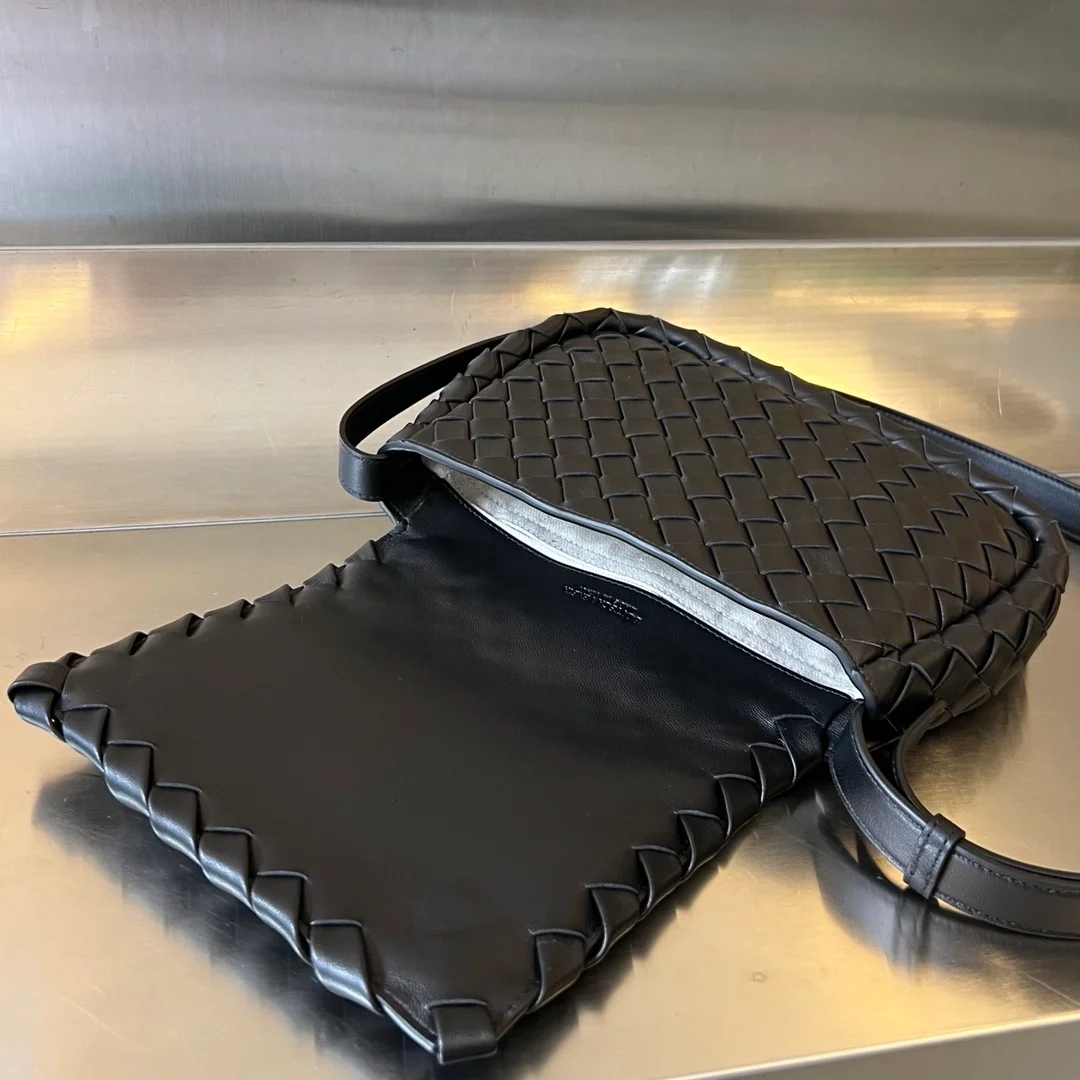 보테가 베네타 코블 메신저백 블랙