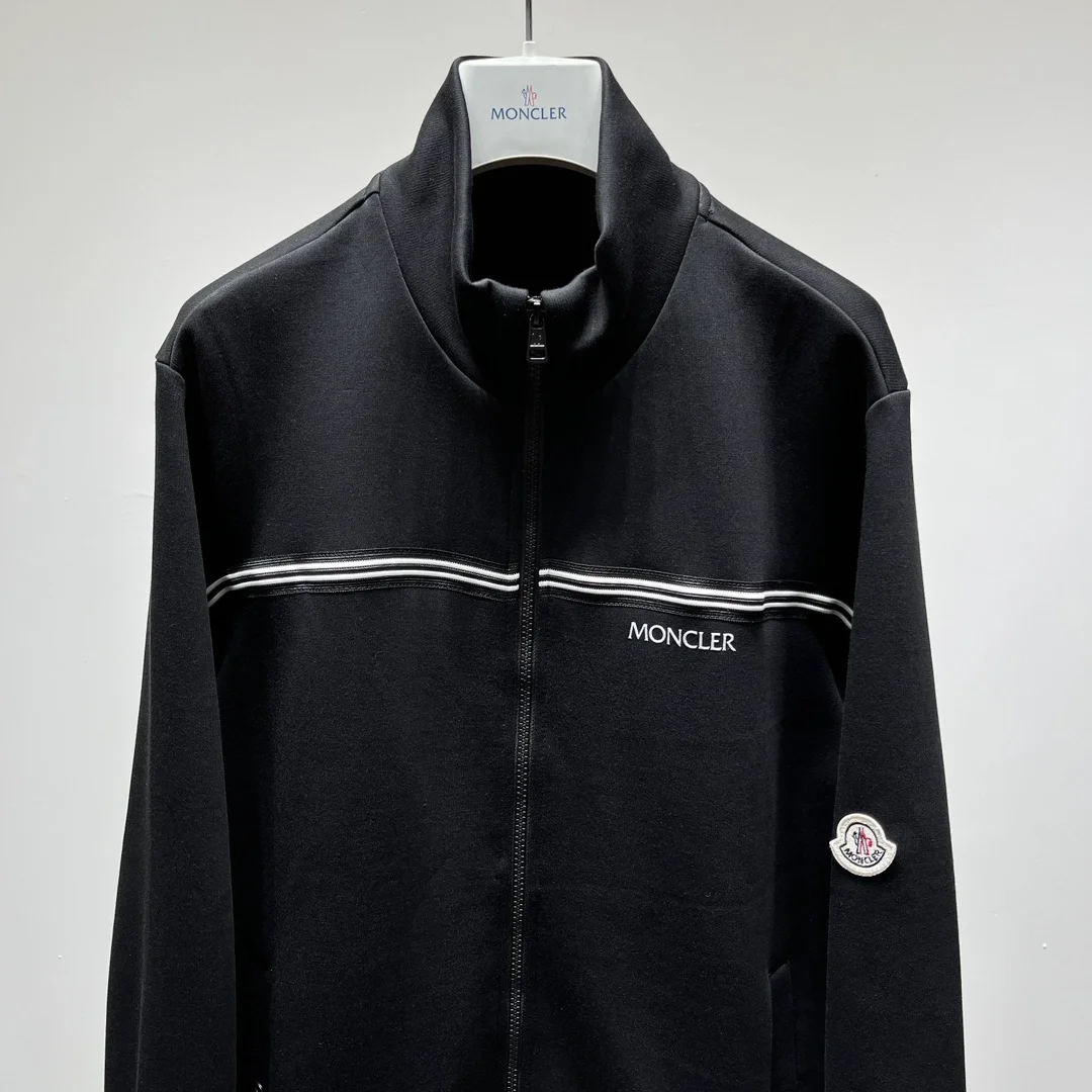 몽클레어 로고패치 하이넥 집업 자켓