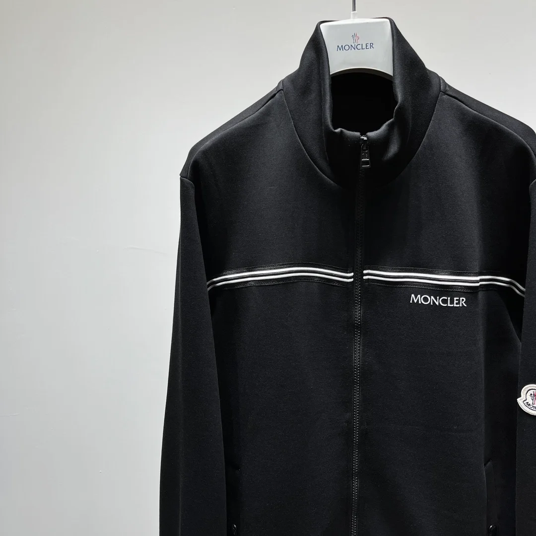 몽클레어 로고패치 하이넥 집업 자켓