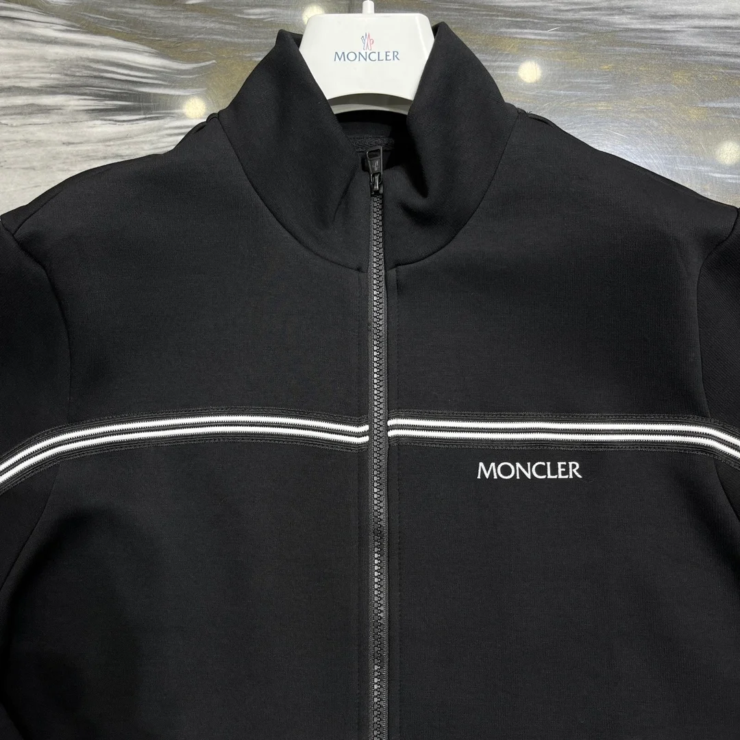 몽클레어 로고패치 하이넥 집업 자켓