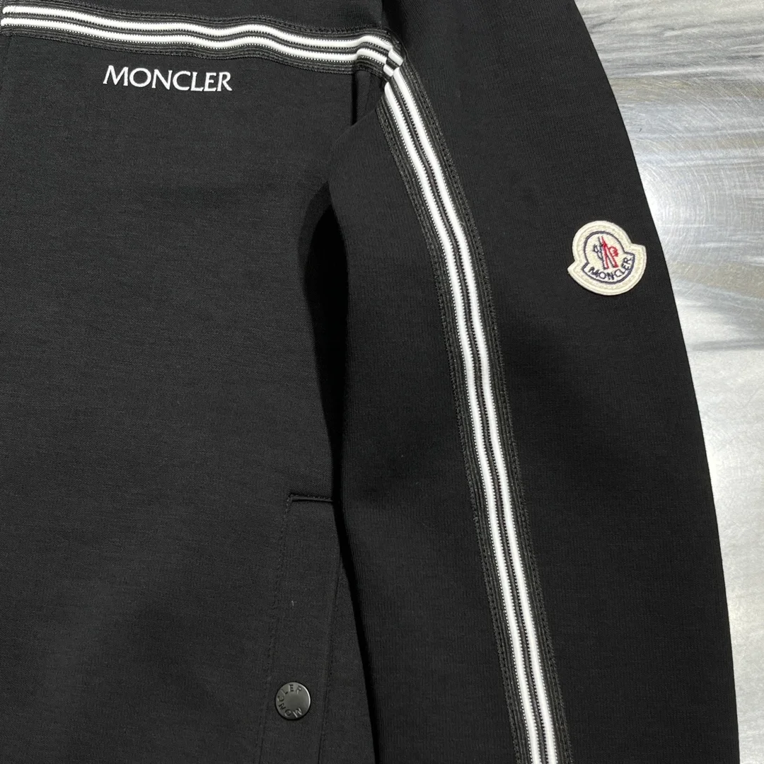 몽클레어 로고패치 하이넥 집업 자켓