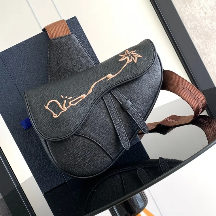 디올 x CACTUS JACK 새들백 26