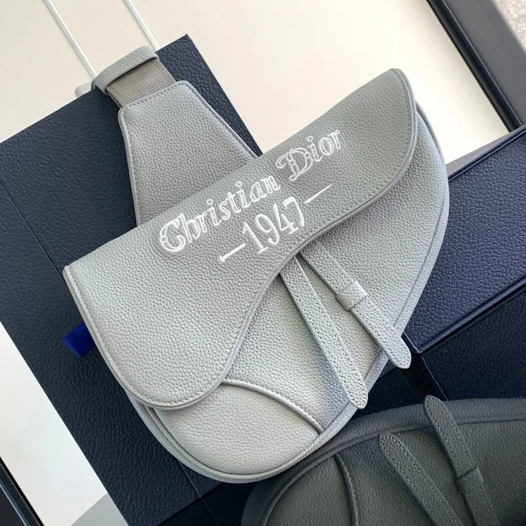 디올 1947 스티치 그레인 새들백 26