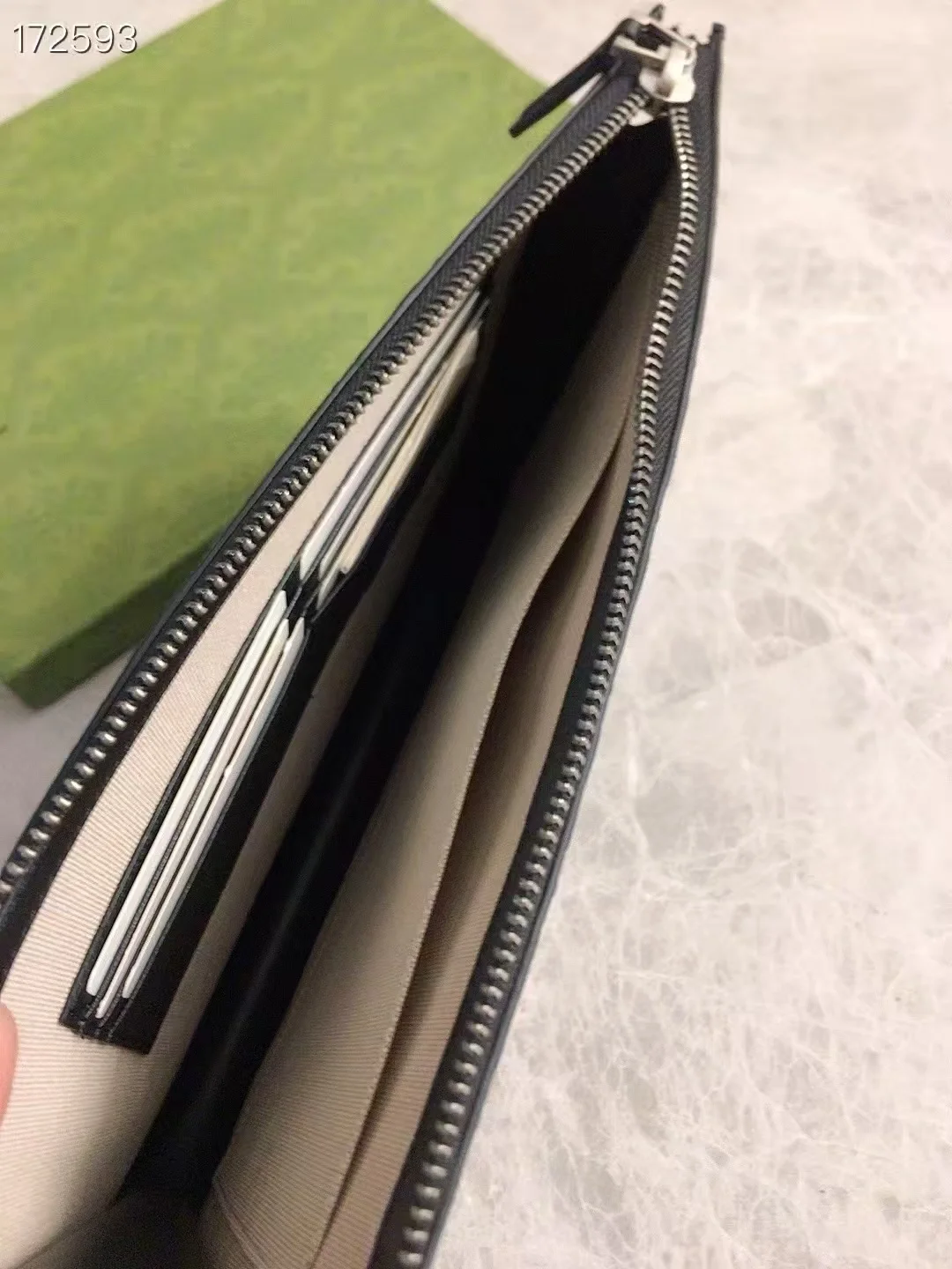 구찌 GG 엠블럼 클러치