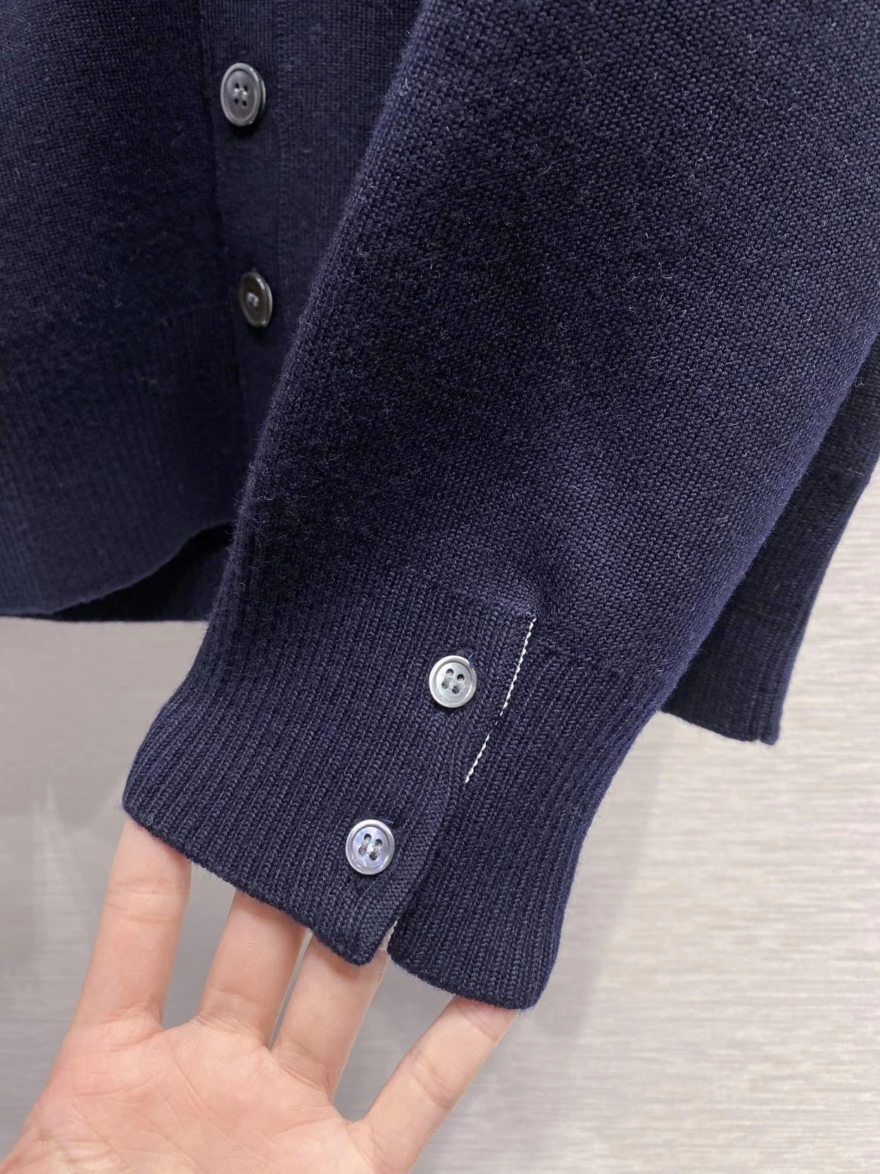 톰브라운 돌핀 아이콘 브이넥 가디건