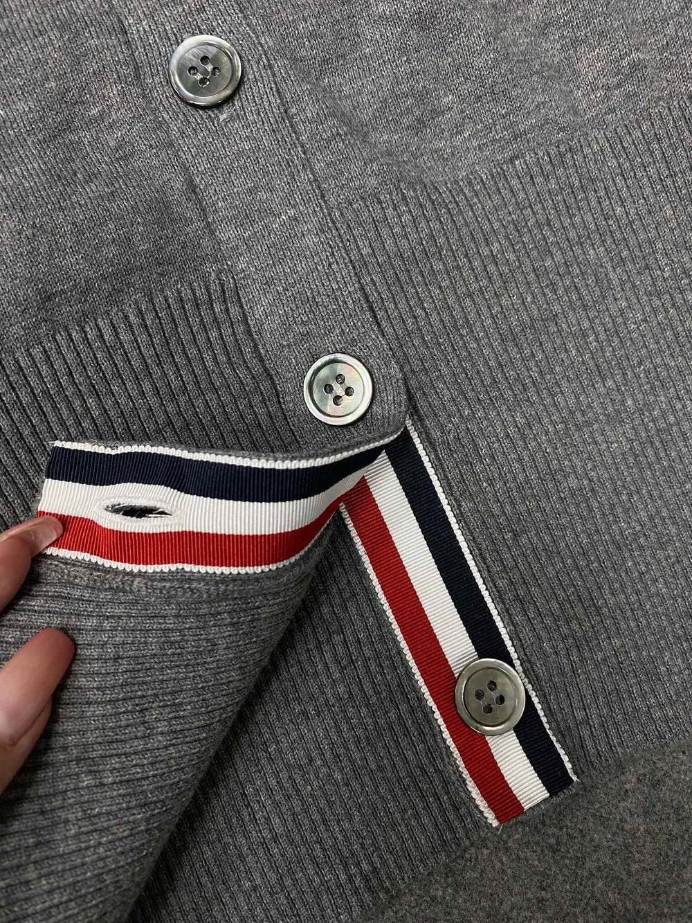 톰브라운 헥터 메달리온 가디건 그레이