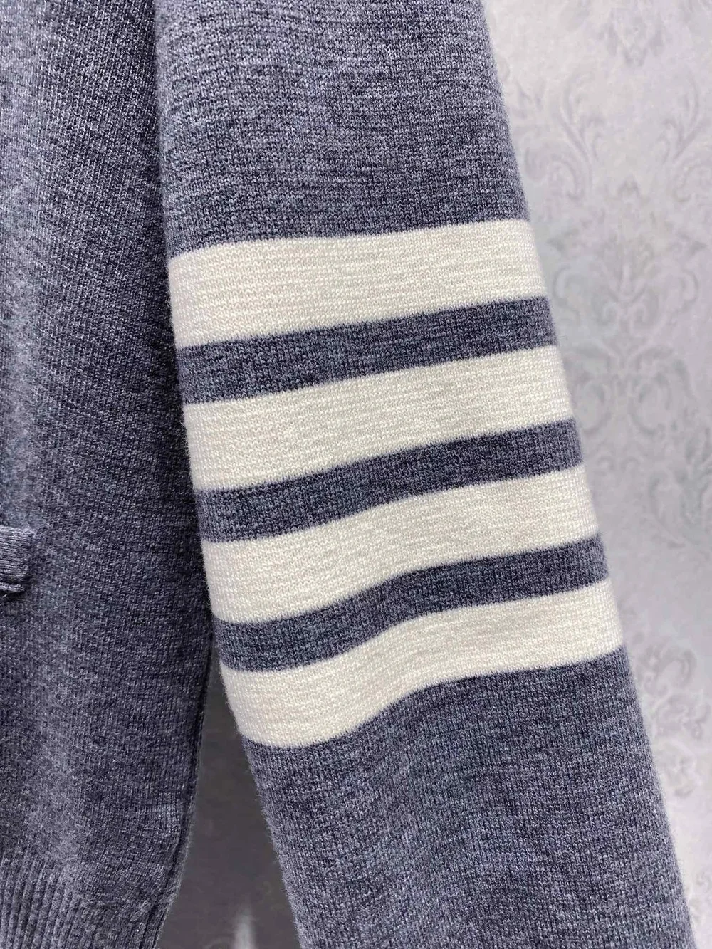 톰브라운 4바 사선완장 가디건 그레이