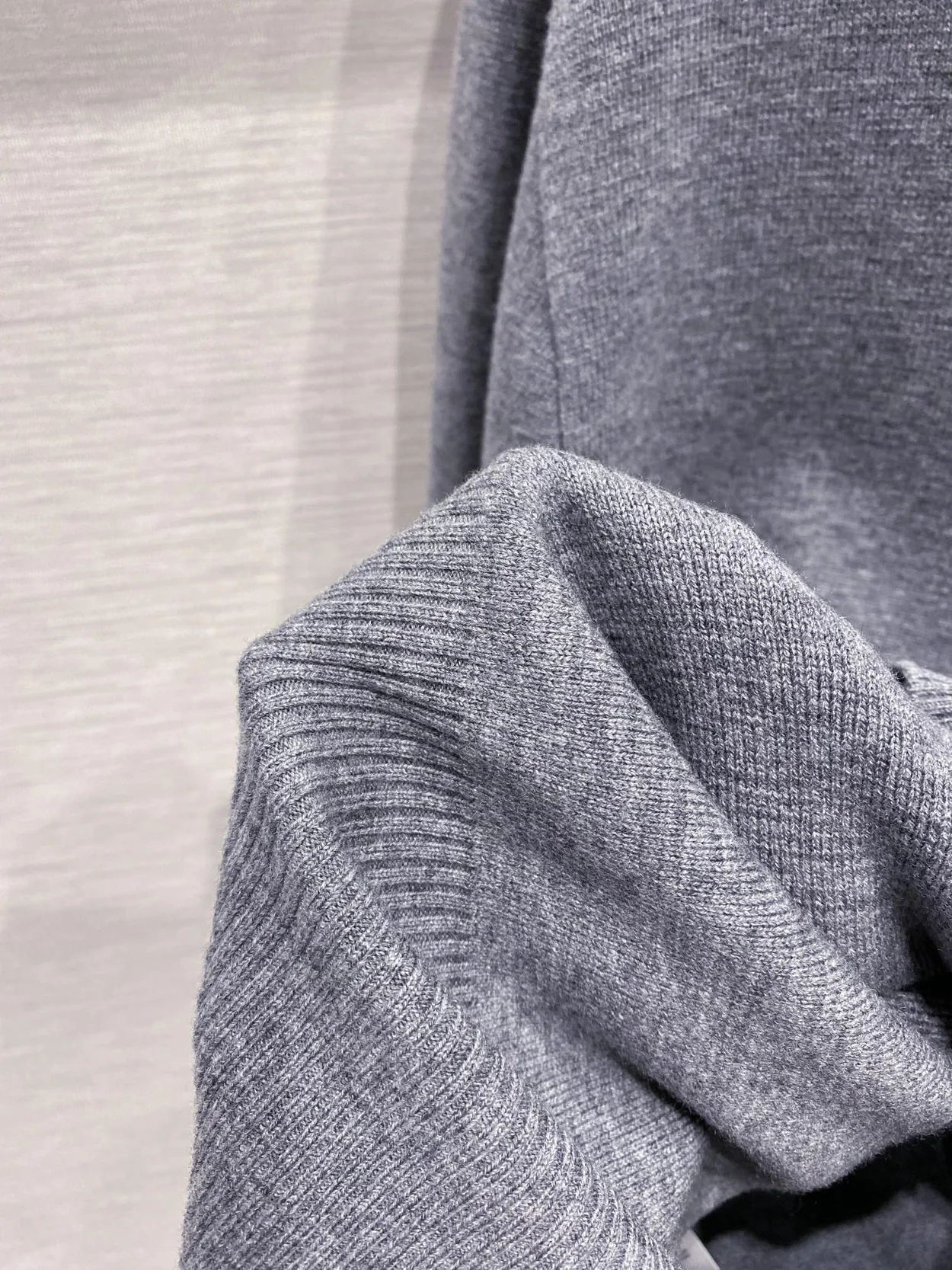 톰브라운 4바 사선완장 가디건 그레이