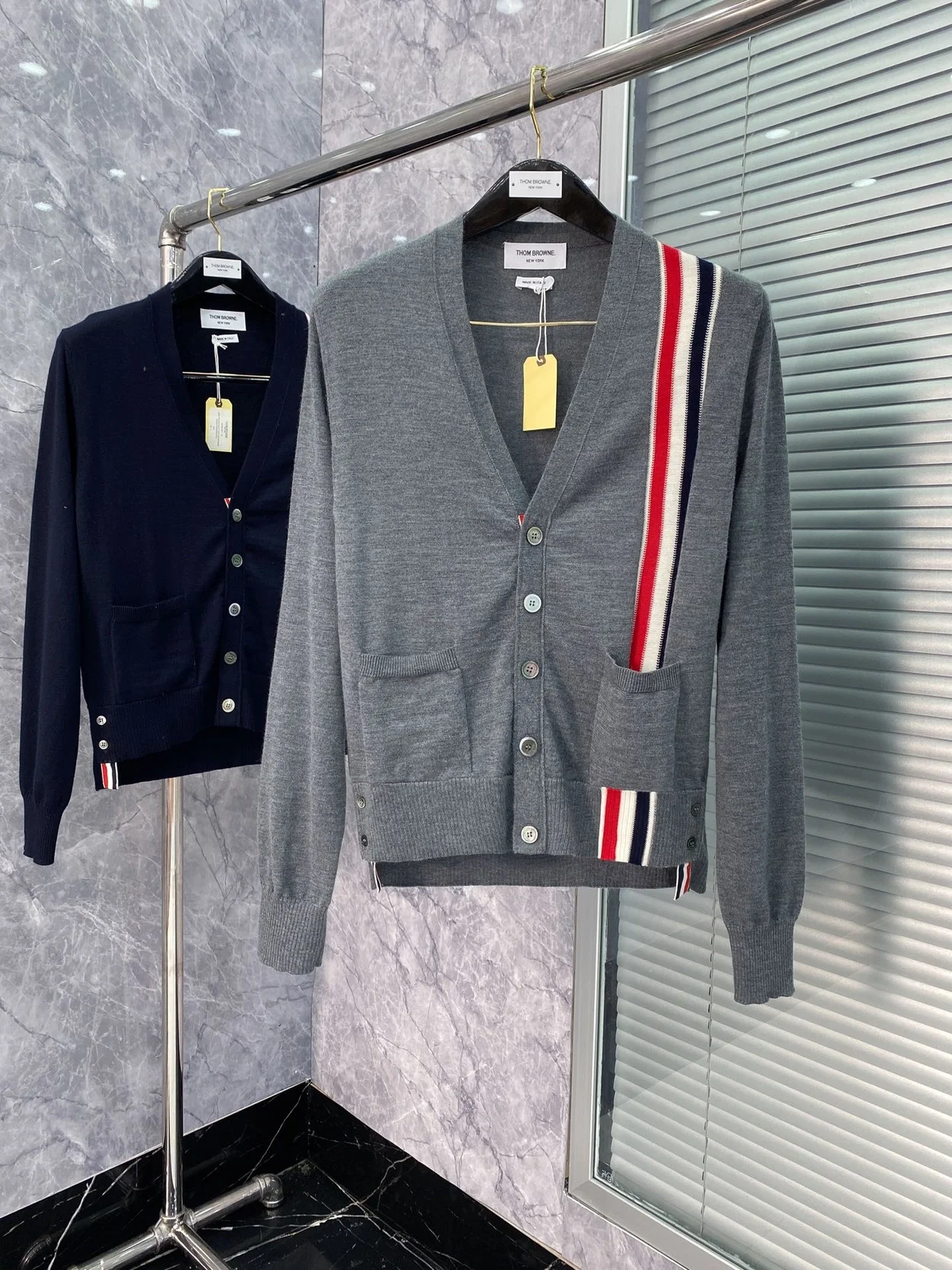 톰브라운 4바 스트라이프 디테일 가디건
