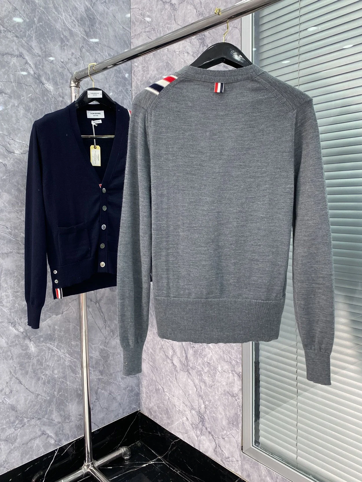 톰브라운 4바 스트라이프 디테일 가디건